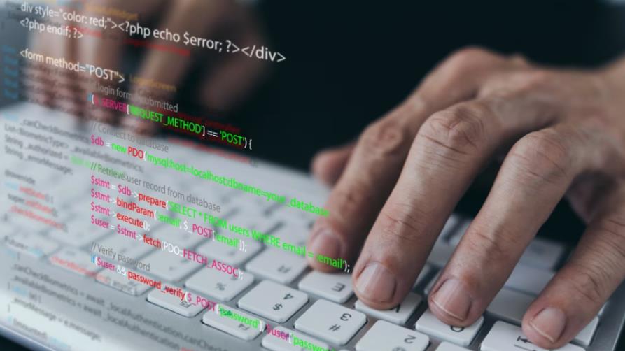 和田小程序定制开发公司视角下SQL与T-SQL的差异化应用解析